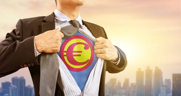 бизнесмен в костюме супергероя с валютой евро и городским фоном
 - Фото, изображение