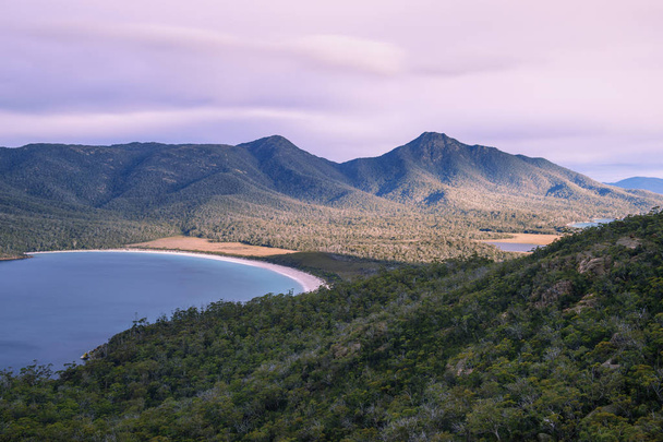 Пляж Wineglass Bay расположен в Национальном парке Фрейсине, Тасмания
 - Фото, изображение