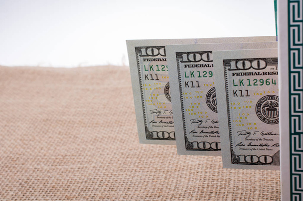 Τραπεζογραμμάτια αμερικανικών δολαρίων σε καμβά σε λινό καμβά - Φωτογραφία, εικόνα