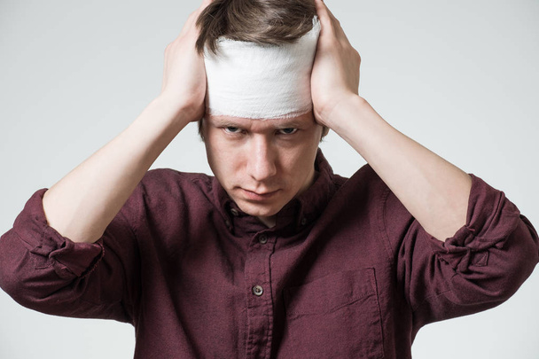Man with bandage on his head - Foto, afbeelding