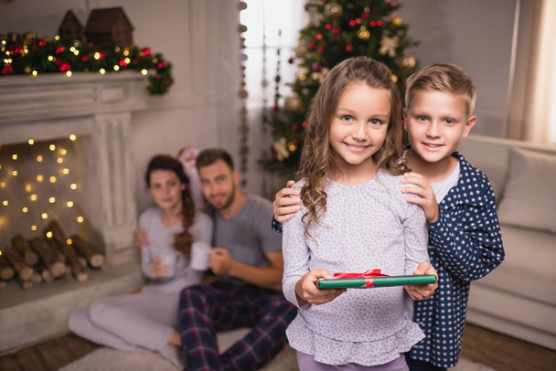siblings with christmas gift - Фото, зображення