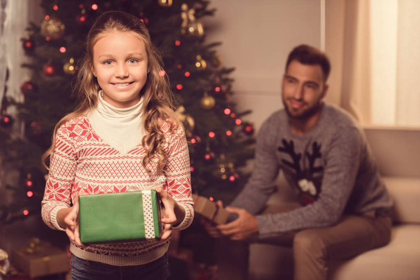 child with christmas present - Foto, afbeelding