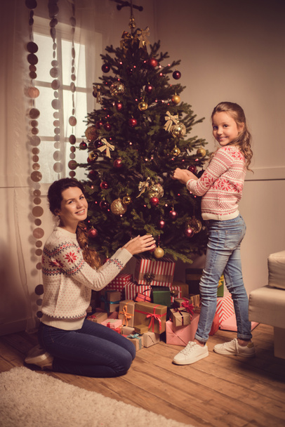 Madre e hija decorando el árbol de Navidad - Foto, imagen