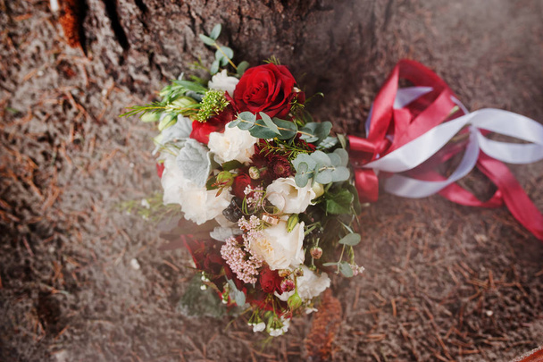 Close-up photo of a wedding bouquet made out of red and white ro - Foto, immagini
