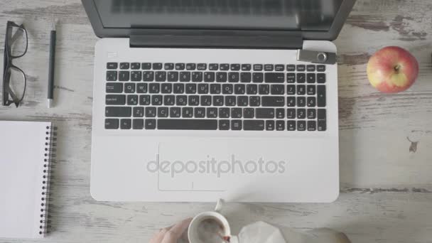Ένα sidid ο άνθρωπος πίσω από ένα laptop και χύνει καφέ - Πλάνα, βίντεο