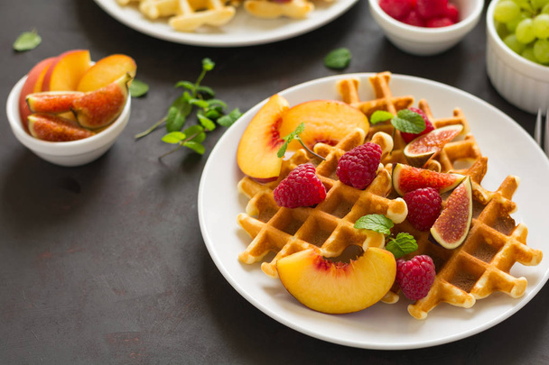 Homemade Belgian waffles with peach, raspberry, fig and honey  - Fotoğraf, Görsel