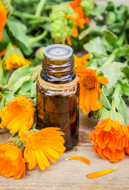 Marigold extract in a small bottle. Medicinal herbs. Selective focus.  - Foto, Imagem