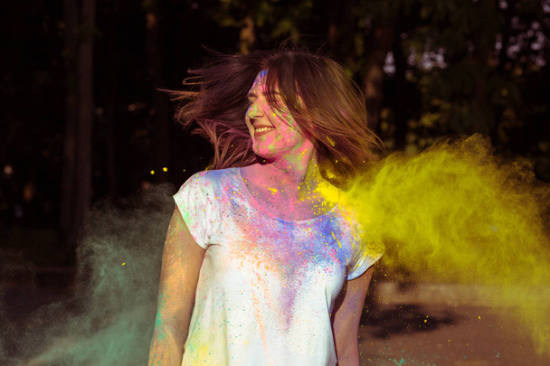 Усміхаючись молоду жінку з довгим волоссям накрив з барвистих Gulal p - Фото, зображення