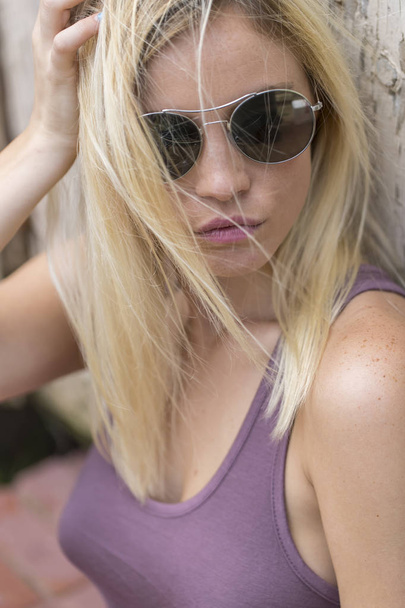 Blonde model poseren buitenshuis - Foto, afbeelding