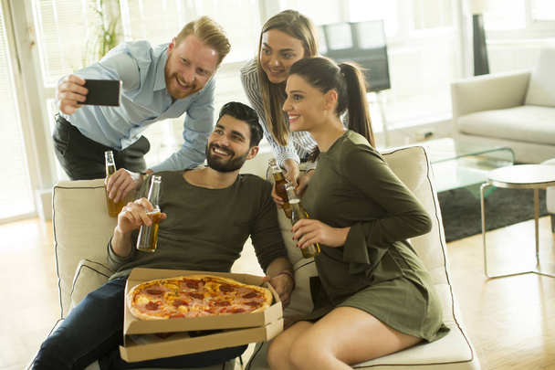 Gruppe junger Leute bei Pizza-Party - Foto, Bild