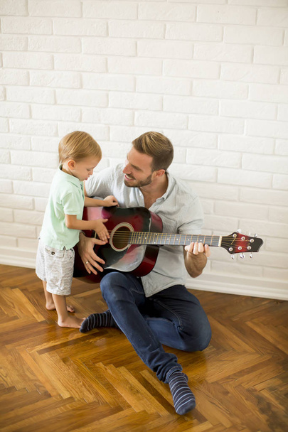 Батько і маленький син з гітарою
 - Фото, зображення