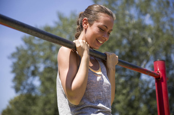 Young woman training outdoors - Foto, Bild