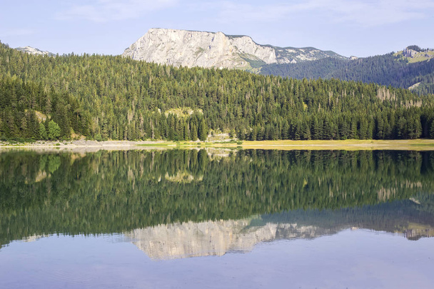 Lago Negro na montanha Durmitor em Montenegro
 - Foto, Imagem