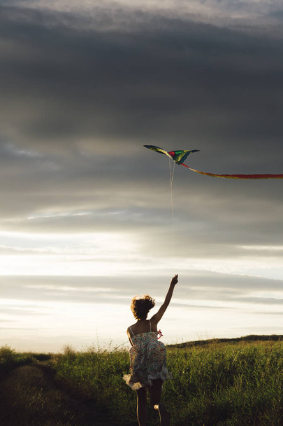 Anonymous girl with kite - Valokuva, kuva