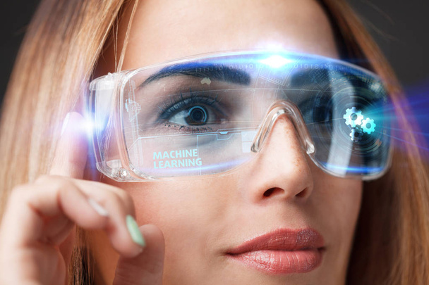 Giovane donna d'affari che lavora in occhiali virtuali, selezionare l'icona di apprendimento automatico sul display virtuale
 - Foto, immagini