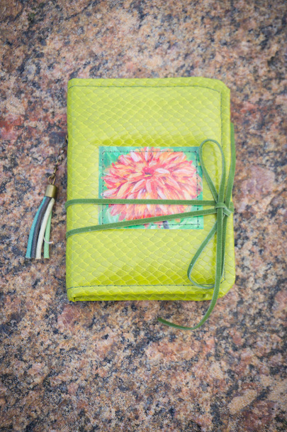 Pequeno caderno artesanal verde em estilo scrapbooking com g escuro
 - Foto, Imagem