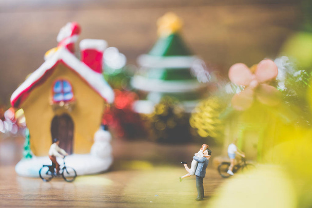 Pessoas em miniatura na aldeia celebram o dia de Natal
  - Foto, Imagem