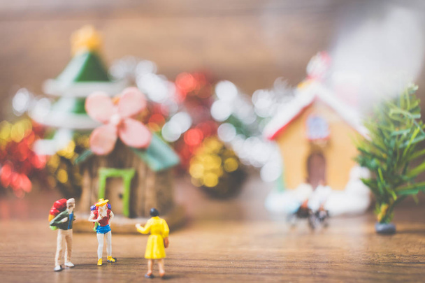 Pessoas em miniatura na aldeia celebram o dia de Natal
  - Foto, Imagem