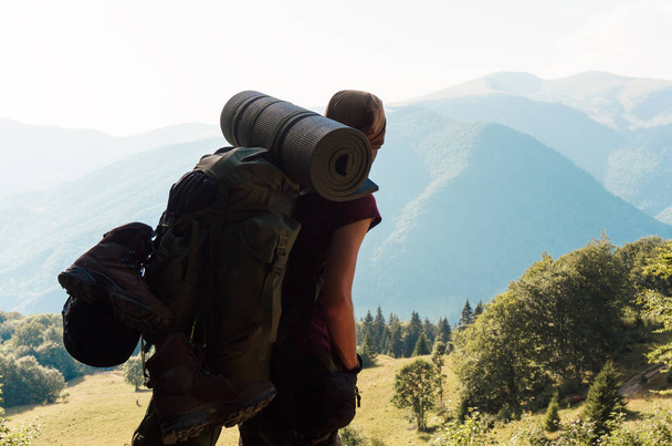 traveler in the background of mountains - Fotografie, Obrázek