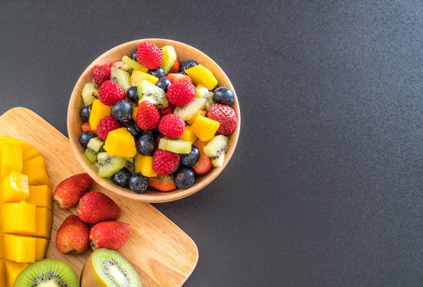 Μικτή φρέσκα φρούτα (φράουλα, βατόμουρο, μύρτιλλο, ακτινίδιο, mang - Φωτογραφία, εικόνα