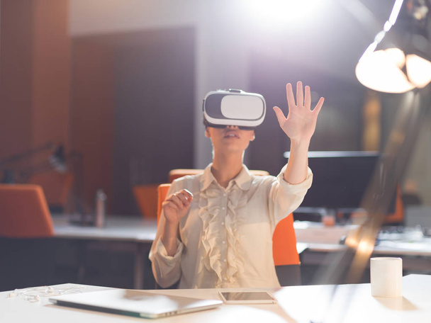 businesswoman using VR-headset glasses of virtual reality - Φωτογραφία, εικόνα