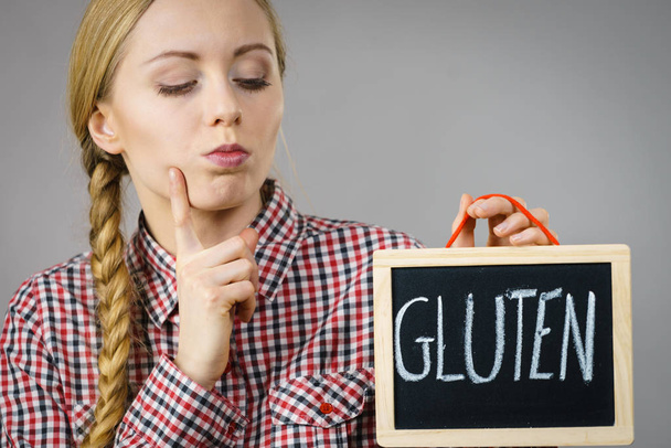 Woman holding board with gluten sign - Fotografie, Obrázek