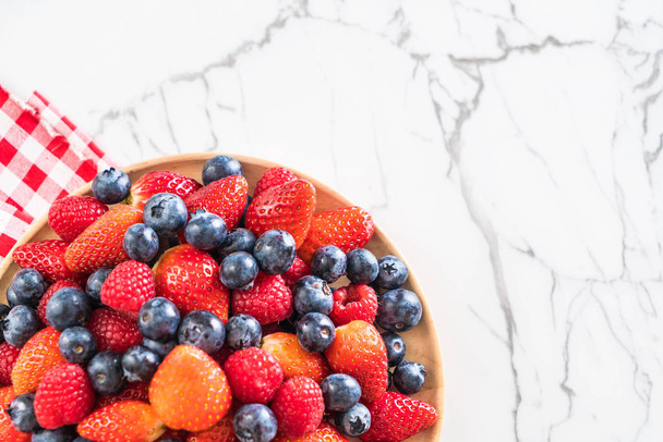 φρέσκο μύρτιλο, φράουλα και rasberry  - Φωτογραφία, εικόνα