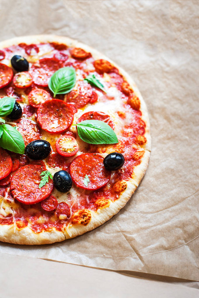 Pepperoni pizza tuoreita ainesosia
  - Valokuva, kuva