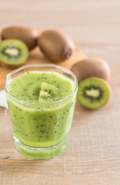 Healthy fresh kiwi smoothie in glass - 写真・画像