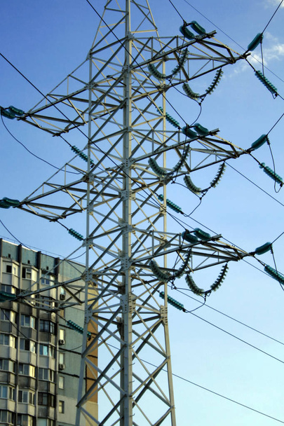 Elektryczny wieże z drutów. Wysokie napięcie elektryczne wieży z linii elektrycznych przeciw błękitne niebo - Zdjęcie, obraz