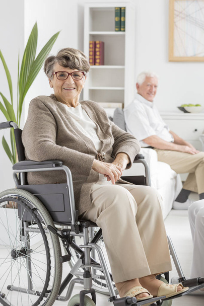 Donna anziana seduta sulla sedia a rotelle
 - Foto, immagini