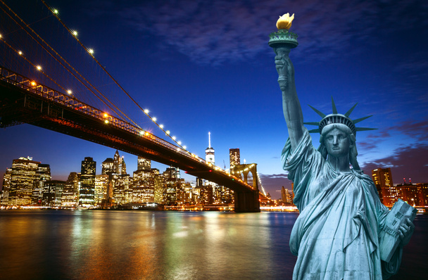 New york city skyline met Liberty standbeeld - Foto, afbeelding