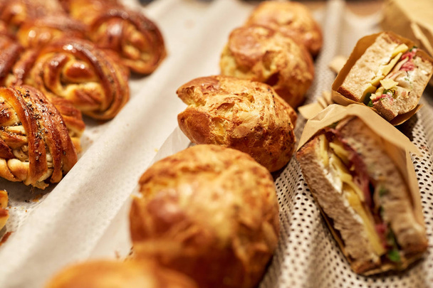 primer plano de pan, bollos, pasteles y sándwiches
 - Foto, Imagen