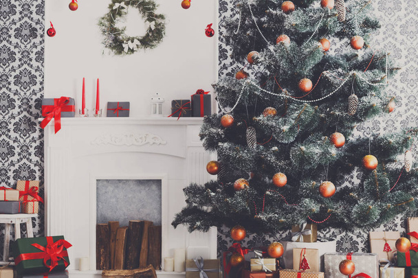 weihnachtlich geschmückter Baum im modernen Interieur, Urlaubskonzept - Foto, Bild