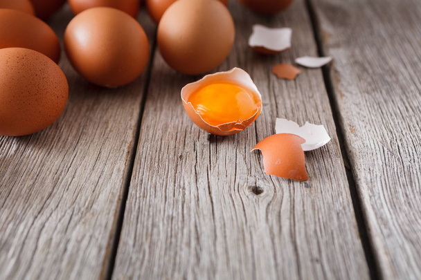 Rustik ahşap, organik tarım kavramı arka plan üzerinde taze tavuk kahverengi yumurta - Fotoğraf, Görsel