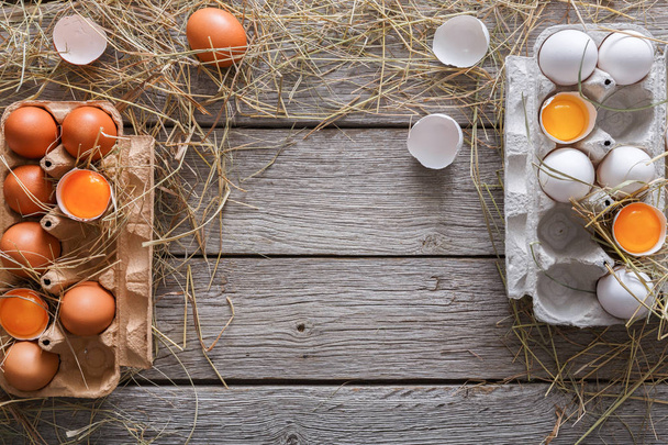 Свіжі коричневі яйця в коробці на фоні сільського дерева
 - Фото, зображення