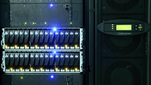 Рабочие облака хранения данных серверов с мигающими светодиодными лампами
 - Кадры, видео