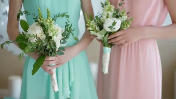 Hermosas damas de honor con flores
 - Imágenes, Vídeo
