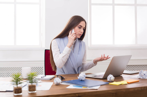 Серьёзная деловая женщина на работе разговаривает по телефону
 - Фото, изображение