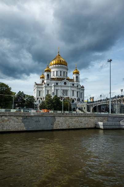 Cathédrale sur la rive de la rivière Moscou
 - Photo, image