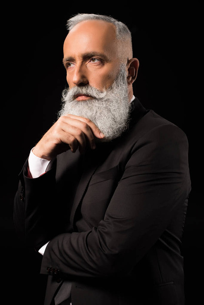empresário atenciosamente tocando barba
  - Foto, Imagem