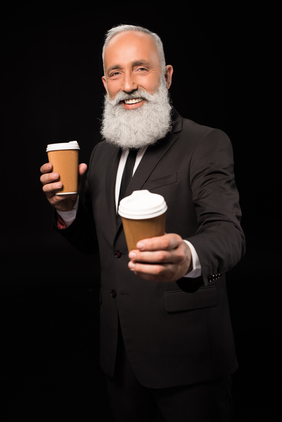 uomo d'affari in possesso di tazze di caffè
 - Foto, immagini