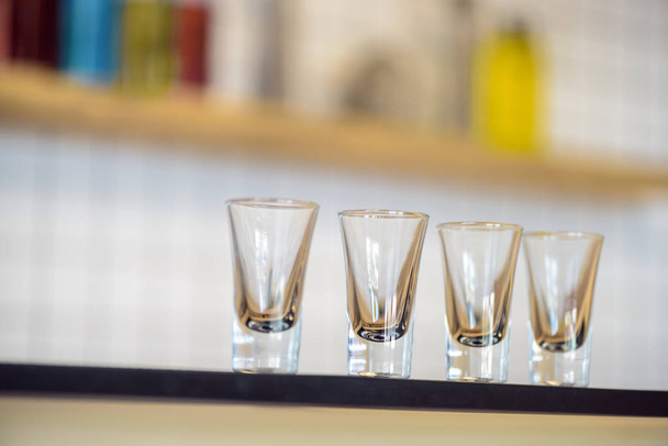 пустые стаканы на стойке бара
 - Фото, изображение