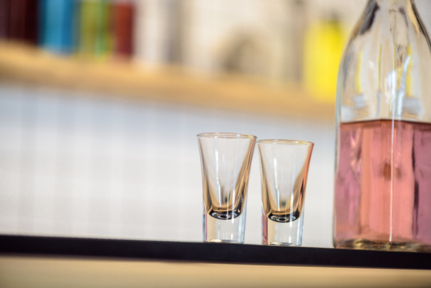 пустые стаканы на стойке бара
 - Фото, изображение