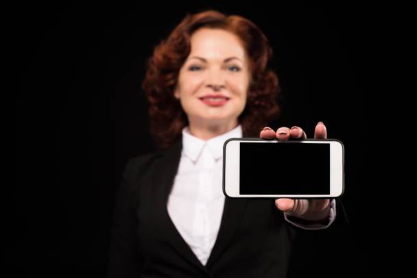 Donna d'affari che mostra lo schermo dello smartphone
 - Foto, immagini