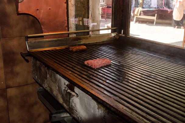  Kebap traditionnel des Balkans ou Cevapi, charcuterie hachée grillée sur un barbecue dans un vieux bazar Skoje
 - Photo, image