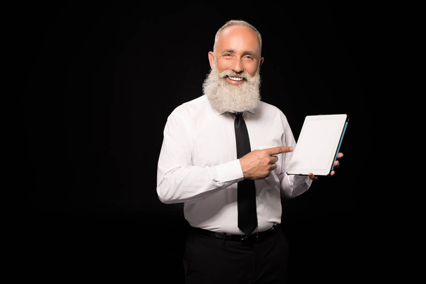 homem mostrando tela tablet digital
 - Foto, Imagem