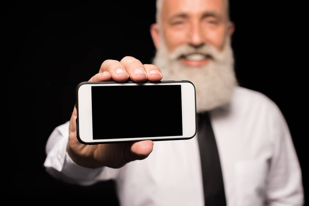 Hombre mostrando la pantalla del teléfono inteligente
 - Foto, Imagen
