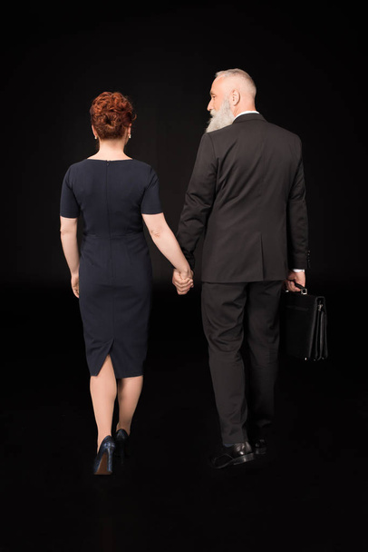 man and woman holding hands - Φωτογραφία, εικόνα