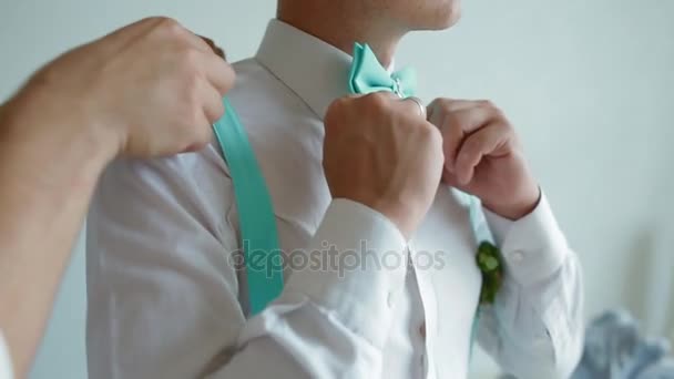 Κουμπάρος βοηθώντας γαμπρός με κοστούμι του - Πλάνα, βίντεο